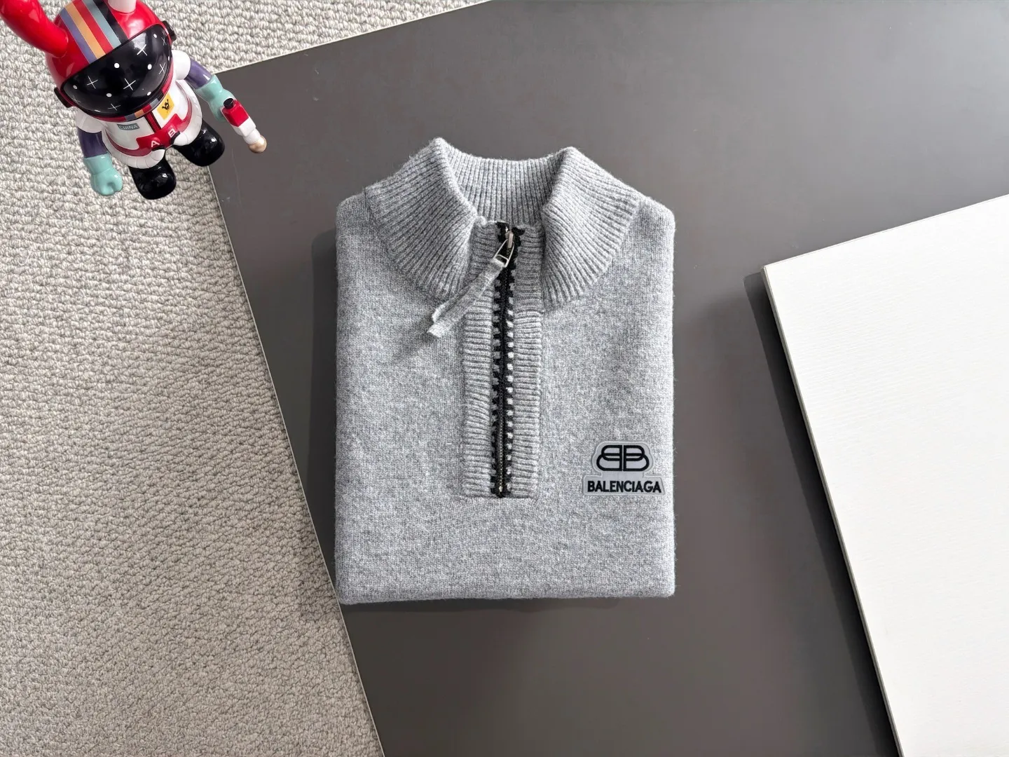 Next day shipping P195 Balenciaga high quality 2026 autumn and winter official website latest sweater, on sale at the same time at the counter Hot Sale! Specially made of wool blended fabric. It feels comfortable and can be directly in contact with the skin. The logo badge is exquisitely embroidered, which is extremely eye-catching! The details highlight the fashionable charm of big brands. Exquisite workmanship. Three-dimensional cutting style. The wearing effect is invincible and handsome! All three standards are complete! Sizes:M-3XL